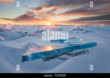 Eis auf Lake Superior bei Sonnenaufgang; Grand Portage, Minnesota, Vereinigte Staaten von Amerika Stockfoto