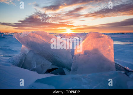 Eis auf Lake Superior bei Sonnenaufgang; Grand Portage, Minnesota, Vereinigte Staaten von Amerika Stockfoto