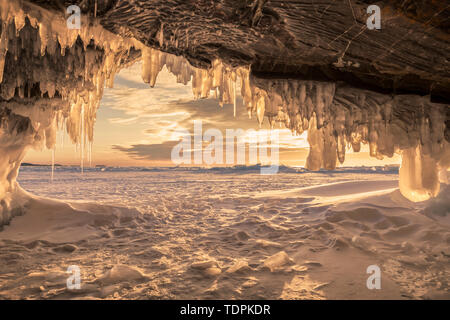 Eis auf Lake Superior bei Sonnenaufgang; Grand Portage, Minnesota, Vereinigte Staaten von Amerika Stockfoto