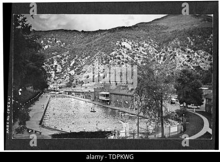 Kopie der Postkarte (von Glenwood Springs Lodge und Pool, Inc., Datum unbekannt) Fotograf unbekannt, Datum unbekannt ALLGEMEINE ANSICHT DER LODGE, Hot Springs POOL UND UMGEBUNG - Hot Springs Lodge, Glenwood Springs, Garfield County, CO Stockfoto