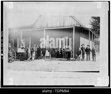 Fotokopie, der alte Foto zeigt eine andere allgemeine Ansicht des Gebäudes, mit Menschen Posieren fürs Foto, aufgenommen aus dem späten 19. oder frühen 20. Jahrhundert. Original Foto bei Boise Basin Museum, Idaho City, Idaho. - Idaho Welt aufzubauen, die Haupt- und die Einkaufsstraßen, Idaho Stadt, Boise County, ID Stockfoto
