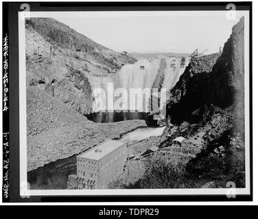 Fotografische Kopie von Foto (Quelle - Salt River Project Archive, Lubken Sammlung, R-366) Blick nach Norden am Kraftwerk und Transformator Haus. Dezember 1. 1909. - Theodore Roosevelt Dam, Kraftwerk, Salt River, Tortilla Flat, Maricopa County, AZ Stockfoto