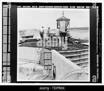 Fotografische Kopie von Foto (Ca. 1962, original Drucken im Besitz von Peter Kiewit Söhne Co., Omaha, Nebraska) Fotograf unbekannt. Blick von oben der Startrampe, Betonieren start Schließung - Ellsworth Air Force Base, Delta Flug, 10 km Radius um Exit 127 off Interstate 90, Innenraum, Jackson County, SD; Hess, Roise und Unternehmen, Auftragnehmer; Wegman-French, Lysa, Sender; Lyon, Robert, Fotograf; Lauber, John W, Historiker Stockfoto