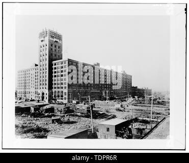 Fotografische Kopie von Foto (ca. 1905, original Drucken in Archiven, Public Affairs Department, Sears Warengruppe, Hoffman Estates, Illinois). Fotograf unbekannt. Gesamtansicht VON WAREN Gebäude, mit Blick nach Südwesten während der BAUPHASE - Sears Roebuck und Unternehmen Versandhandel Pflanze, Merchandise Gebäude, 924 South Homan Avenue, Chicago, Cook County, IL; Nimmons und Stipendiaten, Architekten; Wegman-French, Lysa, Sender Stockfoto