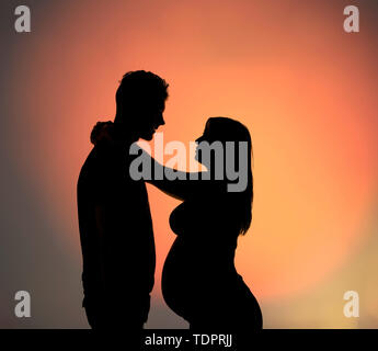 Eine Silhouette in einem Studio der Paare, die ein Baby und die Mutter ist gut in ihrer Schwangerschaft; Edmonton, Alberta, Kanada Stockfoto