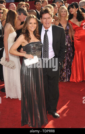 LOS ANGELES, Ca. September 21, 2008: Charlie Sheen & Frau Brooke Allen an der Primetime Emmy Awards 2008 auf der Nokia Live Theater. © 2008 Paul Smith/Featureflash Stockfoto