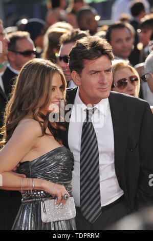 LOS ANGELES, Ca. September 21, 2008: Charlie Sheen & Frau Brooke Allen an der Primetime Emmy Awards 2008 auf der Nokia Live Theater. © 2008 Paul Smith/Featureflash Stockfoto