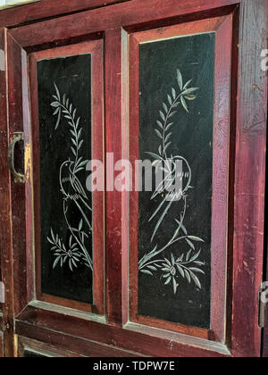 Geschnitzte Muster auf alte chinesische Möbel Stockfoto