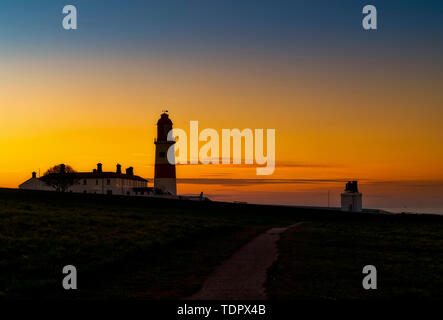 Souter Leuchtturm bei Sonnenuntergang mit leuchtenden Orange und Gold Sonnenuntergang; South Shields, Tyne und Wear, England Stockfoto