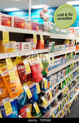 Miami Beach Florida, CVS Apotheke Drogerie, innen, Display Verkauf, Erkältung Grippe Heilmittel Medizin over-the-counter, Hustenfallen, Rabatt-Förderung, sie Stockfoto