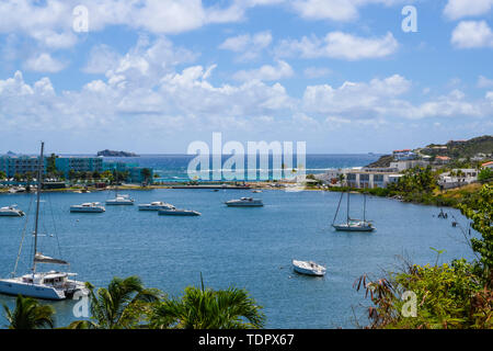 Yachten und Boote im Hafen von Marigot auf St. Maarten in der Karibik; Marigot, Philipsburg, Sint Maarten Stockfoto