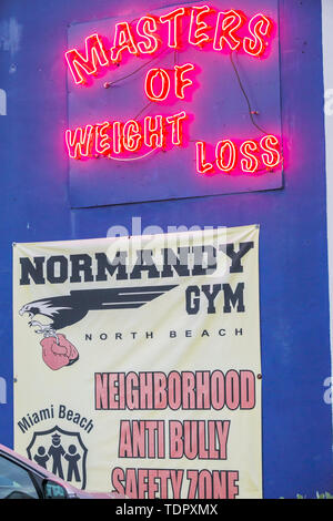 Miami Beach Florida, North Beach, Normandy Gym, Neon, Gewicht, Gewichtsverlust, Schild, Anti-Mobbing-Kampagne in der Nachbarschaft, FL190104074 Stockfoto