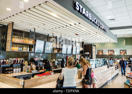 Miami Beach, Florida, North Beach, Starbucks Coffee, Kaffeehaus, Café, Theke, Frau, weibliche Gäste, FL190104081 Stockfoto