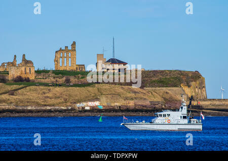 Ruinen von Tynemouth Priory aus dem Fluss Tyne gesehen; South Shields, Tyne und Wear, England Stockfoto