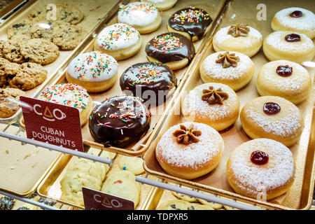 Miami Beach Florida, North Beach, CAO Bakery & Cafe Cuban American, innen, Donut Donut, Süßigkeiten, Zucker Desserts, Konfektionen, Tabletts, Ausstellungsverkauf, F Stockfoto