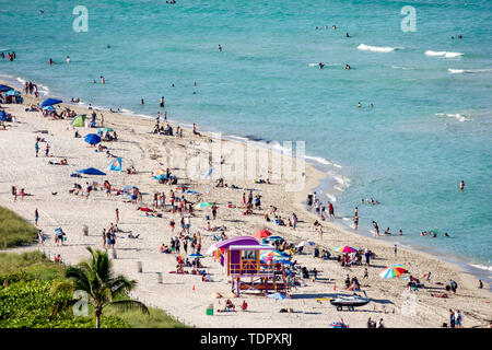 Miami Beach Florida, North Beach, North Shore Open Space Park, Atlantik, Sonnenanbeter, öffentlicher Strand, Sand, Sonnenschirme, Küste, Rettungsschwimmer Tower Station, cr Stockfoto