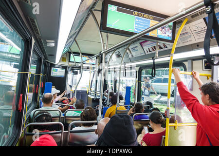 Miami Beach Florida, North Beach, Miami-Dade Metrobus, öffentlicher Bustransport, innen, Passagiere Reiter, an Bord stehende Sitti Stockfoto