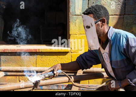 Schweißer am Medeber Markt, wo Handwerker alte Reifen und Dosen neue Artefakte zu recyceln, Asmara, Eritrea Stockfoto