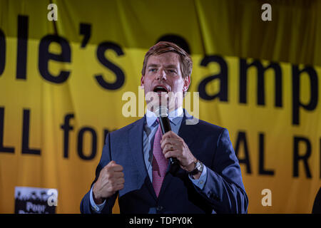 Washington Dc, USA. 17 Juni, 2019. Demokratische Präsidentschaftswahlen?? Kandidat Rep. Eric Swalwell (CA-15)? ? An die armen Leute die Kampagne des sittlichen Handelns Kongress. Am 17. Juni 2019, neun demokratischen Präsidentschaftswahlen Kandidaten??? sprach am Eröffnungstag der armen Menschen an der Kampagne von Drei-? Tag moralisches Handeln Kongress. ???,?, Die von der Drehzahl angeführt. Dr. William Friseur II und Dr. Liz Theoharis?,? ? Schließt? Schulungen organisieren??? ? Stromversorgung in einkommensschwachen Gemeinden überall im Land zu errichten und eine Anhörung vor dem Haushaltsausschuss. Quelle: Michael Nigro/Pacific Press/Alamy leben Nachrichten Stockfoto