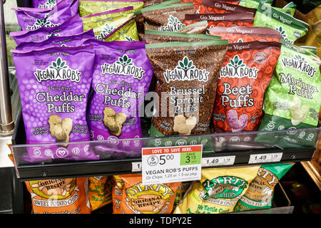 Miami Beach, North Beach, Publix, Supermarkt, innen, Snacks, Vegan Rob's, Schiffe, Chips, Cheddar Puffs, Verkaufsschild, Verkaufsverkauf anzeigen, FL190505 Stockfoto