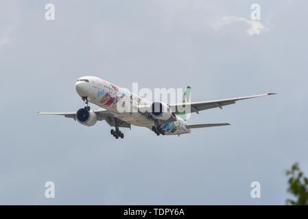 Saigon, Vietnam - May 16, 2019. B -16703 EVA Airways Boeing 777-300ER (EVA Air (Hello Kitty Sanrio Familie Livery) Landung am Flughafen Tan Son Nhat (SGN) Stockfoto