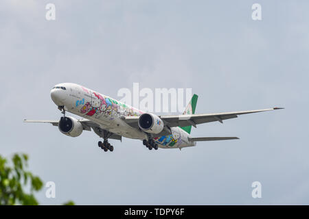 Saigon, Vietnam - May 16, 2019. B -16703 EVA Airways Boeing 777-300ER (EVA Air (Hello Kitty Sanrio Familie Livery) Landung am Flughafen Tan Son Nhat (SGN) Stockfoto