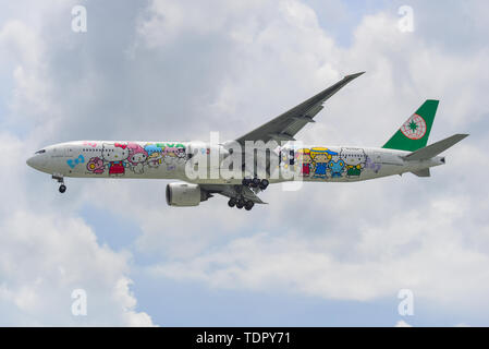 Saigon, Vietnam - May 16, 2019. B -16703 EVA Airways Boeing 777-300ER (EVA Air (Hello Kitty Sanrio Familie Livery) Landung am Flughafen Tan Son Nhat (SGN) Stockfoto