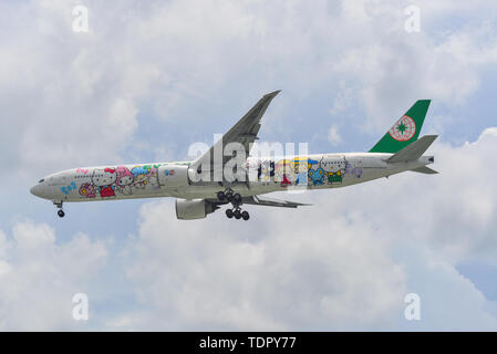 Saigon, Vietnam - May 16, 2019. B -16703 EVA Airways Boeing 777-300ER (EVA Air (Hello Kitty Sanrio Familie Livery) Landung am Flughafen Tan Son Nhat (SGN) Stockfoto