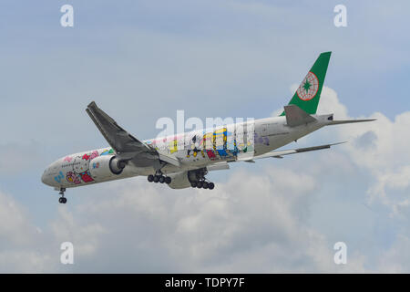 Saigon, Vietnam - May 16, 2019. B -16703 EVA Airways Boeing 777-300ER (EVA Air (Hello Kitty Sanrio Familie Livery) Landung am Flughafen Tan Son Nhat (SGN) Stockfoto