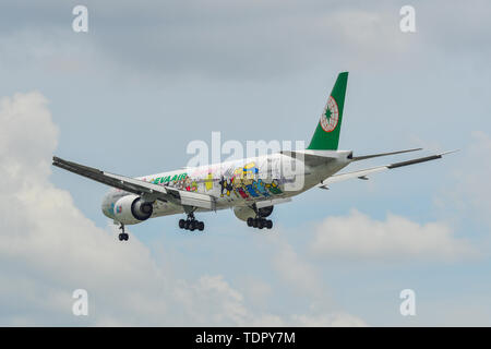 Saigon, Vietnam - May 16, 2019. B -16703 EVA Airways Boeing 777-300ER (EVA Air (Hello Kitty Sanrio Familie Livery) Landung am Flughafen Tan Son Nhat (SGN) Stockfoto