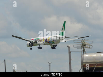 Saigon, Vietnam - May 16, 2019. B -16703 EVA Airways Boeing 777-300ER (EVA Air (Hello Kitty Sanrio Familie Livery) Landung am Flughafen Tan Son Nhat (SGN) Stockfoto