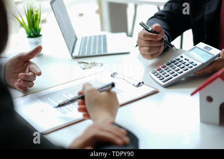 Rechtsanwalt Versicherungsmakler Beratung, Rechtliche Beratung, um Kunden zum Kauf Vermietung Haus. Finanzberater mit Hypothek Darlehen Investitionen Stockfoto