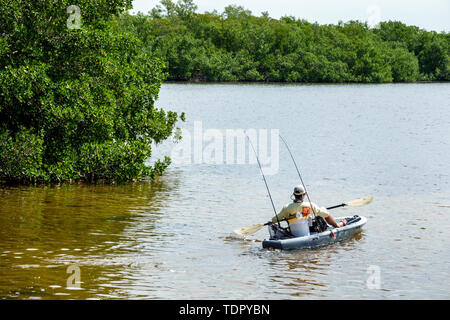 Sanibel Island Florida, J.N. Ding Darling National Wildlife Refuge, al Conservation Education, Wildlife Drive Trail, Kajak, Fischer, Rudern, Mann Männer männlich, m Stockfoto