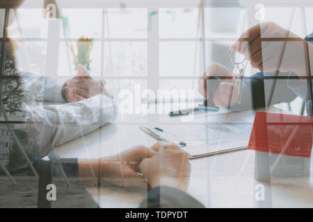 Rechtsanwalt Versicherungsmakler Beratung, Rechtliche Beratung, um Kunden zum Kauf Vermietung Haus. Finanzberater mit Hypothek Darlehen Investitionen Stockfoto