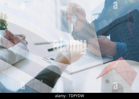 Rechtsanwalt Versicherungsmakler Beratung, Rechtliche Beratung, um Kunden zum Kauf Vermietung Haus. Finanzberater mit Hypothek Darlehen Investitionen Stockfoto