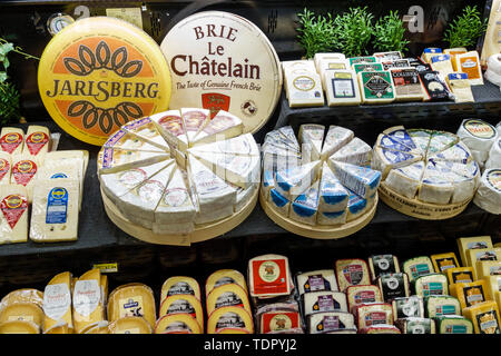 Sanibel Island Florida, Jerry's Foods, Supermarkt, innen, Regale, Verkauf, Käse, importiert, Brie, Jarlsberg, Rad, Keile, FL1905 Stockfoto