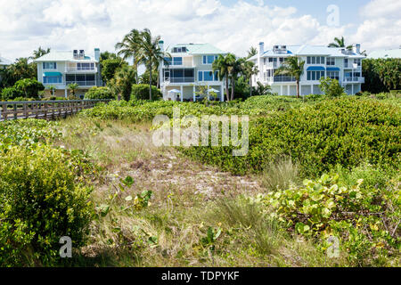 Sanibel Island Florida, East Gulf Drive, Häuser am Strand, große Einfamilienhäuser, mehrstöckige, Dünen, Gräser, Promenade, Besucher reisen trave Stockfoto