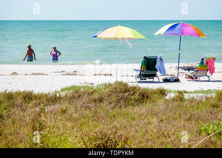 Sanibel Island Florida, Golf von Mexiko Küste, weißer Sand, Strand, türkisfarbenes Wasser, Küste, Sonnenschirme, Männer männlich, Frau weibliche Frauen, Badegäste, Stühle, Stockfoto