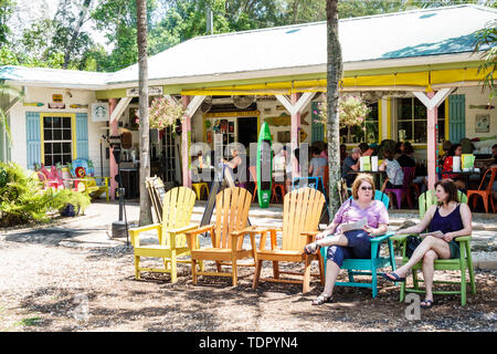 Sanibel Island Florida, The Island Cow, Restaurant Restaurants Essen Essen Essen Essen Essen Essen gehen Cafe Cafés Bistro, Terrasse, außen, Adirondack Stühle, Colorfu Stockfoto