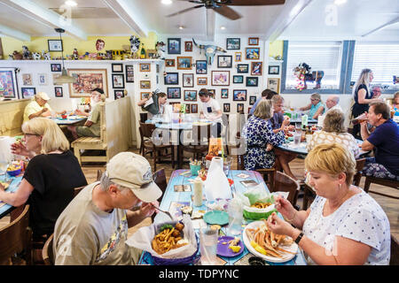 Sanibel Island Florida, The Island Cow, Restaurant Restaurants Essen Essen Essen Café Cafés, innen, Essen, Tische, Kunden, Mann Männer männlich, Frau weiblich Stockfoto