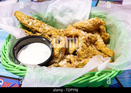 Sanibel Island Florida, The Island Cow, Restaurant Restaurants Essen Essen Essen Essen Cafe Cafés, Essen, frittierter Korb für Lebensmittel, frittierte Gurken, Ranch Dressing, FL190509027 Stockfoto