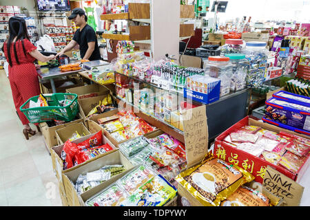 Orlando Florida, Little Saigon, Phuoc-Loc-Tho, orientalischer Markt, asiatischer allgemeiner Supermarkt, Regalleinlagen, Importe, Kassierer, Mann Männer, Frau f Stockfoto