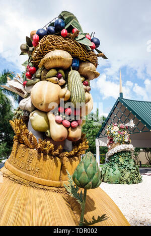 Naples Florida, Baker Museum Artis-Naples Kunst, außen, Philip Haas Four Seasons Skulptur Giuseppe Arcimboldo inspirierte Obst Gemüse Stockfoto