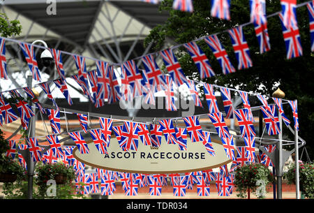 Eine allgemeine Ansicht von beschilderungen während der Tag des Royal Ascot Hotel in Ascot Pferderennbahn. Stockfoto