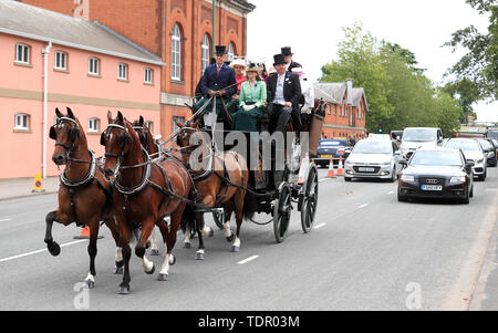 Racegoers in einer Kutsche während der Tag des Royal Ascot Hotel in Ascot Pferderennbahn. Stockfoto