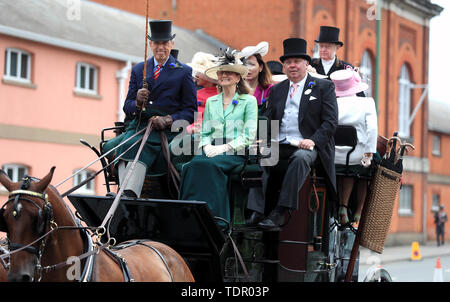 Racegoers in einer Kutsche während der Tag des Royal Ascot Hotel in Ascot Pferderennbahn. Stockfoto