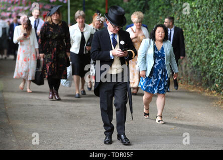 Racegoers kommen während der Tag des Royal Ascot Hotel in Ascot Pferderennbahn. Stockfoto