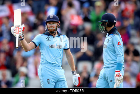 England's Jonny Bairstow erkennt der Gast nach Erreichen 50 läuft während der ICC Cricket World Cup Gruppenphase Spiel im Old Trafford, Manchester. Stockfoto