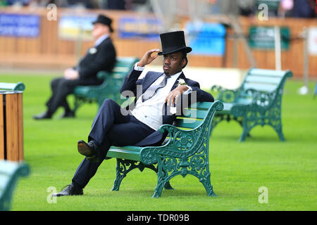 Racegoers kommen während der Tag des Royal Ascot Hotel in Ascot Pferderennbahn. Stockfoto