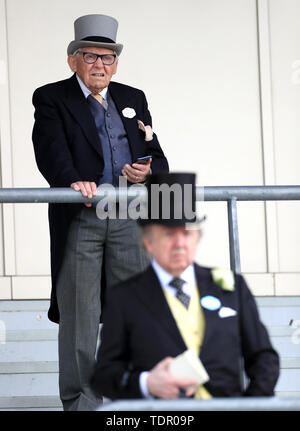 Racegoers kommen während der Tag des Royal Ascot Hotel in Ascot Pferderennbahn. Stockfoto